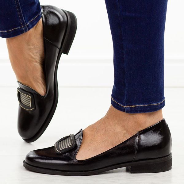 Czarne naplak skórzane Polskie półbuty damskie Deoni D111A. Czarne półbuty Deoni, na jesień, z aplikacjami, z jeansu, bez obcasa, na płaskiej podeszwie, bez zapięcia. Za 439,00 zł.