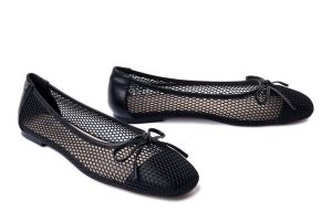 MACIEJKA K7512-01/00-1 czarny, baleriny damskie. Czarne balerinki Maciejka, w ażurowe wzory, ze skóry, bez obcasa, bez zapięcia. Za 212,42 zł.