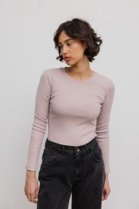 Dopasowany top z prążkowanej dzianiny w kolorze PINK GARDENIA - MOODY-XS. Różowe topy Marsala, xs, bez wzorów, z bawełny, bez kołnierzyka, bez ramiączek. Za 129,90 zł.