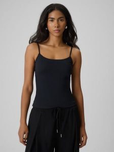 4F Top slim gładki damski - czarny S. Czarne topy 4f, s, bez wzorów, z dzianiny, bez kołnierzyka, bez ramiączek. Za 59,99 zł.