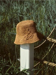 Pleciony kapelusz bucket - złamana biel. Kapelusze Reserved, bez wzorów. Za 99,99 zł.