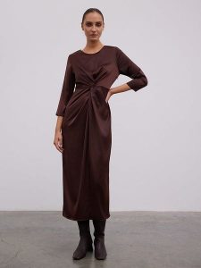 BGN Sukienka w kolorze brązowym rozmiar: 38. Brązowe sukienki BGN, na co dzień, bez wzorów, bez kołnierzyka, bez ramiączek, maxi, proste. Za 152,99 zł.