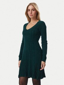 Guess Sukienka dzianinowa W6BK31 Z1443 Zielony ciemny Regular Fit. Zielone kombinezony Guess, xs, z aplikacjami, z dzianiny, bez kołnierzyka, bez ramiączek. Za 524,99 zł.