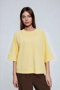 Bluza z krótkimi i szerokimi rękawami żółta. Żółte bluzy MOODO, l, bez wzorów, z bawełny, bez kaptura. Za 89,99 zł.