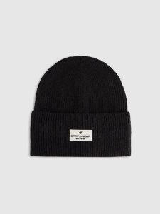 4F Czapka beanie damska - czarna M. Czarne czapki 4f, bez wzorów, z dzianiny, klasyczne. Za 59,99 zł.