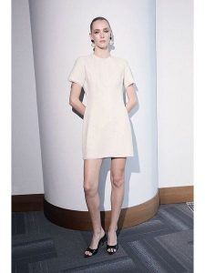 Trendyol Sukienka w kolorze kremowym rozmiar: 36. Brązowe sukienki Trendyol, na co dzień, bez wzorów, bez kołnierzyka, bez ramiączek, mini, proste. Za 130,99 zł.