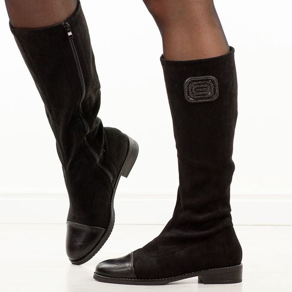 Czarne kozaki damskie M.Daszyński 2251-19. Czarne kozaki M.Daszyński, na jesień, z aplikacjami, z zamszu, z okrągłym noskiem, bez obcasa, na obcasie, bez zapięcia. Za 219,00 zł.