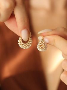 Pierres de Jade Pozłacane kolczyki z perłami rozmiar: onesize. Białe kolczyki Pierres de Jade, z perłą, pozłacane. Za 56,99 zł.