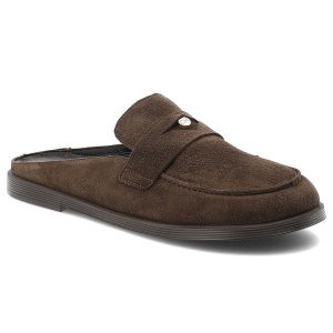 Klapki damskie Chebello, welurowa cholewka wsuwany fason otwarta pięta klasyczny mokasynowy krój minimalistyczny design lekka płaska podeszwa, brązow. Brązowe klapki CheBello, bez wzorów, z weluru, z otwartym noskiem, bez obcasa, na płaskiej podeszwie. Za 494,90 zł.