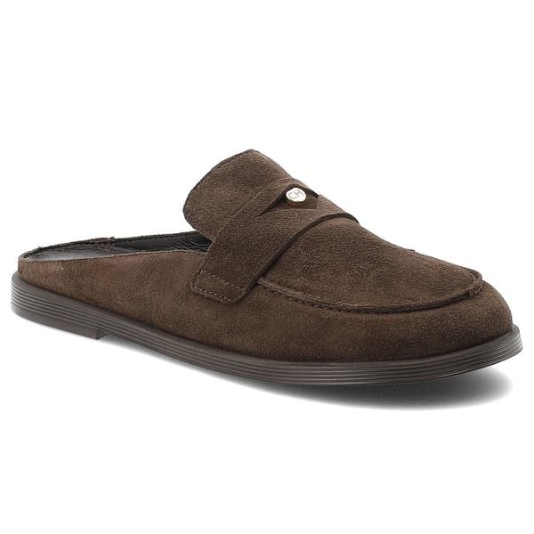 Klapki damskie Chebello, welurowa cholewka wsuwany fason otwarta pięta klasyczny mokasynowy krój minimalistyczny design lekka płaska podeszwa, brązow. Brązowe klapki CheBello, bez wzorów, z weluru, z otwartym noskiem, bez obcasa, na płaskiej podeszwie. Za 494,90 zł.