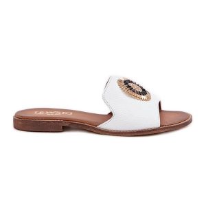 Lewski Shoes Skórzane Klapki Z Ozdobą Na Płaskim Obcasie Lewski 3047/O Białe. Białe klapki z aplikacjami, ze skóry, bez obcasa, na płaskiej podeszwie. Za 432,39 zł.