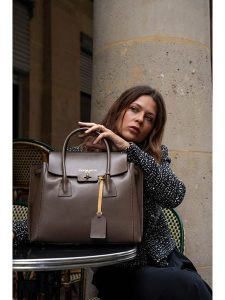 Victor & Hugo Paris Skórzana torebka "Jane" w kolorze brązowym - 36 x 35 x 24 cm rozmiar: onesize. Brązowe torebki klasyczne Victor & Hugo Paris, bez wzorów, z materiału, przez ramię, bez dodatków. Za 390,00 zł.