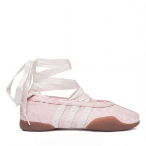 Baleriny adidas. Czerwone balerinki ADIDAS, bez wzorów, bez obcasa, bez zapięcia. Za 479,99 zł.