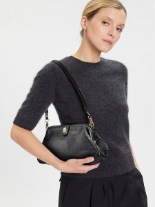 Balagan Torebka Rofe Vintage S Czarny. Czarne torebki klasyczne Balagan, bez wzorów, ze skóry, bez dodatków. Za 654,99 zł.