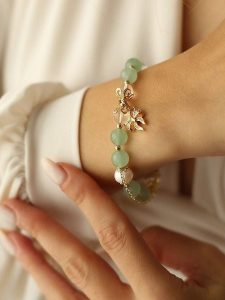 Pierres delicates Pozłacana bransoletka z cyrkoniami i perłami rozmiar: onesize. Białe bransoletki Pierres delicates, z cyrkonią, pozłacane. Za 52,99 zł.