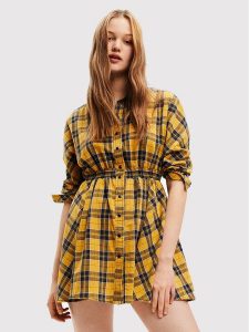 Desigual Sukienka koszulowa Verona 22WWVW69 Żółty Regular Fit. Żółte kombinezony Desigual, l, bez wzorów, z bawełny, bez kołnierzyka, bez ramiączek. Za 489,99 zł.