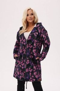 Bluza z kapturem Jeżynowy ogród - kobiecość, która kwitnie wieczorem PLUS SIZE XXL OVERSIZE JESIEŃ. Czerwone bluzy Moda Size Plus Iwanek, na jesień, plus size, z aplikacjami, z bawełny, z kapturem. Za 329,90 zł.