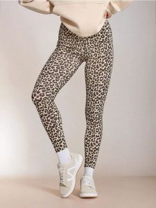 Legginsy w panterkę - wielobarwny. Legginsy Sinsay, bez wzorów. W wyprzedaży za 19,99 zł.