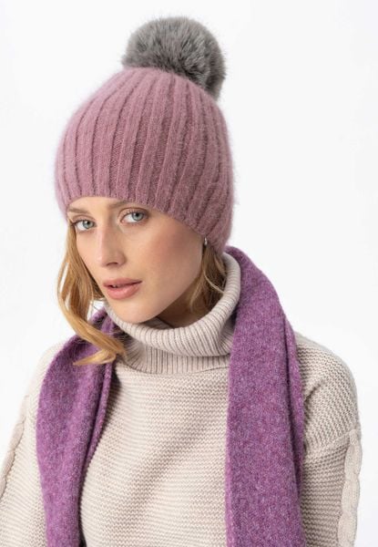 Czapka z angorą i pomponem H-AMO. Fioletowe czapki Volcano, bez wzorów, z dzianiny, eleganckie. Za 129,99 zł.