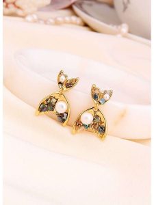 L'Atelier de Gaia Pozłacane kolczyki z perłami i cyrkoniami rozmiar: onesize. Białe kolczyki L'Atelier de Gaia, z cyrkonią, pozłacane. Za 60,99 zł.