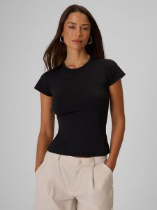 4F T-shirt slim gładki damski - czarny M. Czarne t-shirty 4f, m, bez wzorów, z tkaniny, bez kołnierzyka, bez ramiączek. Za 69,99 zł.
