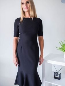 Sukienka Model Anastasia Black - Jersa. Czarne sukienki Jersa, plus size, bez wzorów, wizytowe, bez kołnierzyka, plus size, bez ramiączek, dopasowane. Za 432,40 zł.