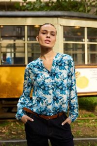 Wzorzysta koszula niebieska. Niebieskie koszule MOODO, bez wzorów, z wiskozy, bez kołnierzyka, bez ramiączek. Za 99,99 zł.