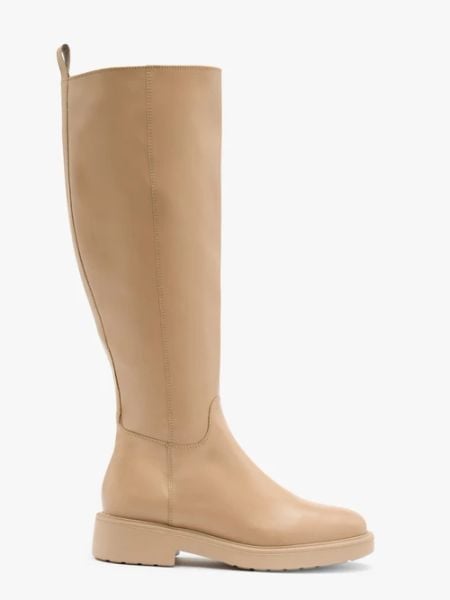 Beżowe kozaki z szeroką cholewką. Brązowe kozaki Ryłko, bez wzorów, ze skóry, z okrągłym noskiem, bez obcasa, na obcasie, bez zapięcia. W wyprzedaży za 199,99 zł.