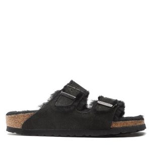 Klapki Birkenstock. Czarne klapki Birkenstock, bez wzorów, bez obcasa. Za 495,99 zł.