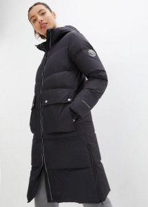 Hydrofobowy płaszcz puchowy z odblaskowymi elementami. Czarne płaszcze bonprix, bez wzorów, z materiału, bez kaptura. Za 499,99 zł.