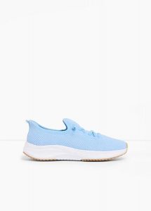 Wygodne sneakersy z miękkiego materiału. Niebieskie buty sportowe bonprix, bez wzorów, bez zapięcia. Za 79,99 zł.