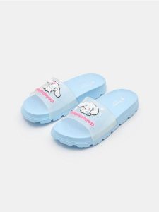 Klapki z antypoślizgową podeszwą Cinnamoroll - błękitny. Niebieskie klapki Sinsay, bez wzorów, bez obcasa. Za 35,99 zł.