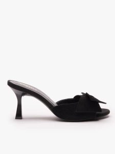 Czarne klapki z kokardą. Czarne klapki Ryłko, bez wzorów, z gumy, z okrągłym noskiem, bez obcasa, na obcasie. Za 349,99 zł.