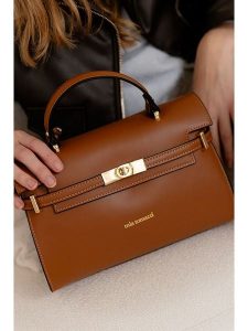 Mia Tomazzi Torebka "Tazzoli" w kolorze jasnobrązowym - 27 x 19 x 11 cm rozmiar: onesize. Brązowe torebki klasyczne Mia Tomazzi, bez wzorów, z materiału, przez ramię, bez dodatków. Za 369,99 zł.