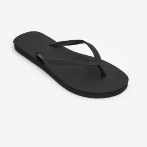 Japonki damskie Decathlon 100. Czarne klapki DECATHLON, bez wzorów, bez obcasa. Za 12,99 zł.