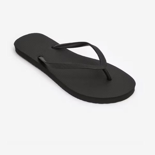 Japonki damskie Decathlon 100. Czarne klapki DECATHLON, bez wzorów, z materiału, bez obcasa. Za 12,99 zł.