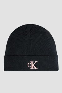CALVIN KLEIN Czarna damska czapka z różowym logo. Czarne czapki Calvin Klein, bez wzorów. W wyprzedaży za 89,99 zł.