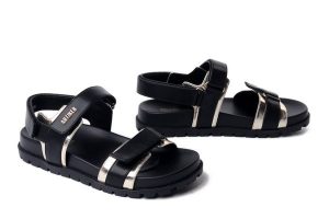 Artiker Relaks 58C0252 black/gold, sandały damskie. Czarne sandały Artiker Relaks, bez wzorów, ze skóry, bez obcasa, na płaskiej podeszwie, bez zapięcia. Za 239,90 zł.