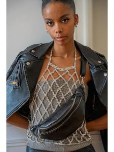 Abaco Skórzana saszetka "Lyat" w kolorze czarnym - 32,5 x 13,5 x 7 cm rozmiar: onesize. Czarne nerki i saszetki Abaco, bez wzorów, z materiału. Za 293,59 zł.