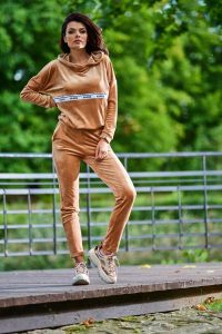 Welurowe Spodnie z Logowaną Taśmą w Pasie. Brązowe spodnie dresowe Awama, l, bez wzorów, z dresówki. Za 209,90 zł.