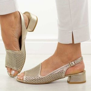 Złote S ażurowe skórzane Polskie sandały damskie na obcasie Deoni D521C. Żółte sandały Deoni, w ażurowe wzory, ze skóry, bez obcasa, na obcasie, bez zapięcia. Za 419,00 zł.