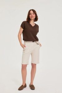 Bawełniane szorty beżowe. Brązowe szorty MOODO, bez wzorów, z bawełny. Za 109,99 zł.