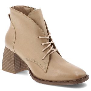 Beżowe Botki Armodo Modne Obuwie Damskie Na Obcasie. Brązowe botki Armodo, bez wzorów, ze skóry, bez obcasa, na obcasie, bez zapięcia. Za 399,99 zł.