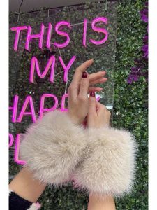 Lucky Bees Ocieplacze rąk w kolorze kremowym rozmiar: onesize. Brązowe rękawiczki Lucky Bees, bez wzorów, z futra. Za 126,45 zł.