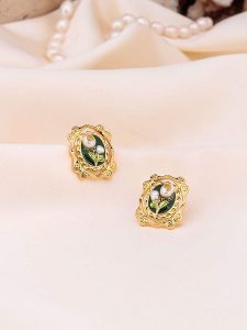 Pierres de Jade Pozłacane kolczyki-wkrętki z perłami rozmiar: onesize. Białe kolczyki Pierres de Jade, z perłą, pozłacane. Za 39,99 zł.