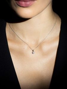 ATELIER DU DIAMANT Złota zawieszka "Impérial" z diamentem rozmiar: onesize. Szare zawieszki ATELIER DU DIAMANT, z diamentem, złote. Za 5 393,99 zł.