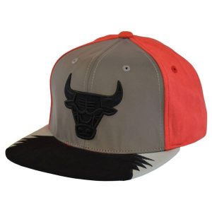 Czapka z daszkiem Mitchell & Ness NBA 5 Snapback Chicago Bulls -CBUYYPPPGYRD. Czerwone czapki MITCHELL & NESS, bez wzorów, sportowe. Za 89,00 zł.