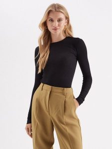Bruuns Bazaar Bluzka Angela BBW1071N Czarny Slim Fit. Czarne bluzki Bruuns Bazaar, xl, bez wzorów, bez kołnierzyka, bez ramiączek. Za 379,99 zł.