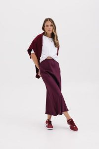 SATYNOWA SPÓDNICA JULITA BORDOWA XS - Flawless. Czerwone spódnice Flawless, na co dzień, na zimę, uniwersalny, bez wzorów, z gumy, eleganckie, maxi. Za 331,50 zł.