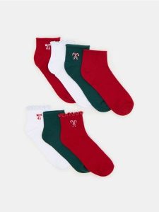 Prążkowane skarpetki z motywem świątecznym 7 pack - wielobarwny. Skarpetki Sinsay, bez wzorów, prążkowane. Za 22,99 zł.